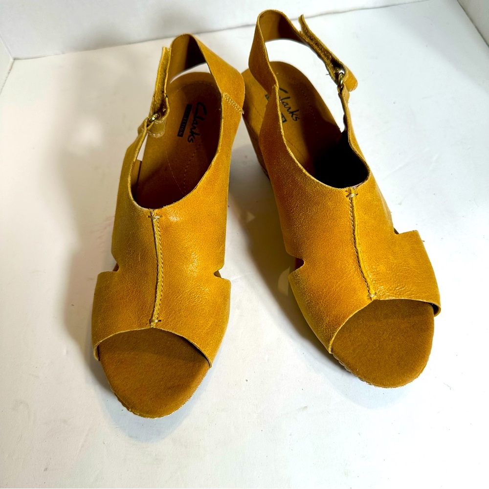 Clarks Women's Helio Float Mustard Yellow Nubuck Sandals w/ Backstrap Size 8.5